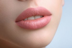 מדוע חומצה היאלורונית עדיפה על סיליקון בשפתיים?