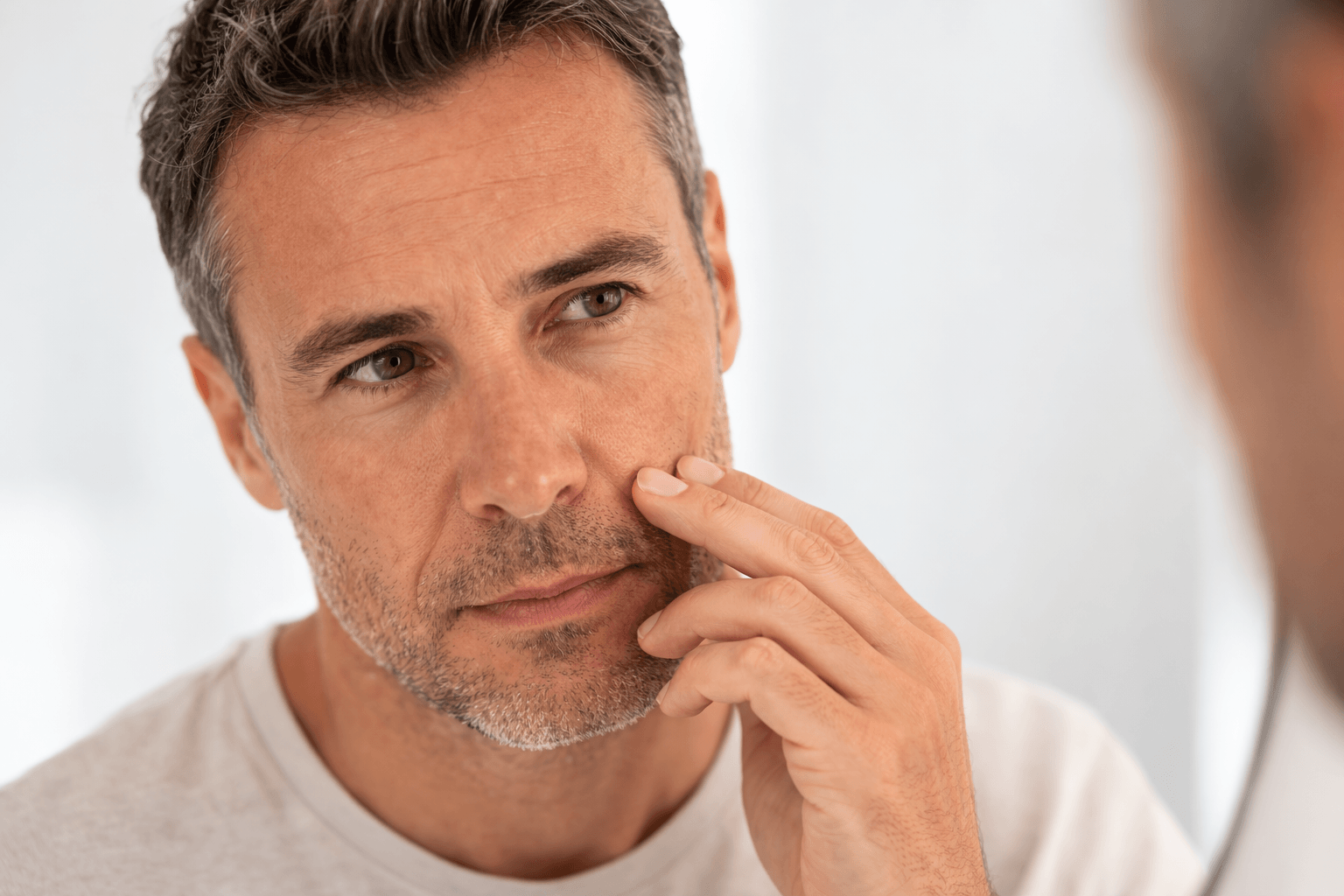 מילוי קמטים בצידי האף – מה חשוב לדעת לפני טיפול